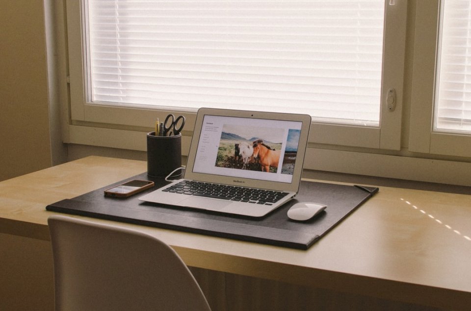 Apple laptop en un escritorio rompecabezas en línea