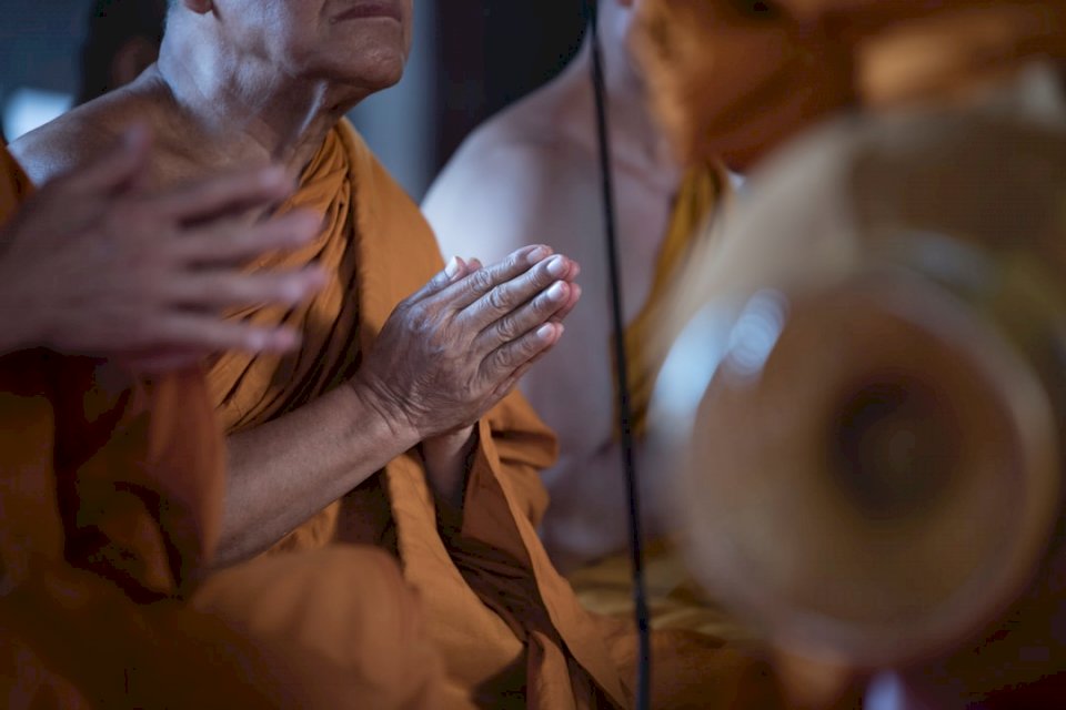 Il monaco tailandese sta pregando dentro puzzle online