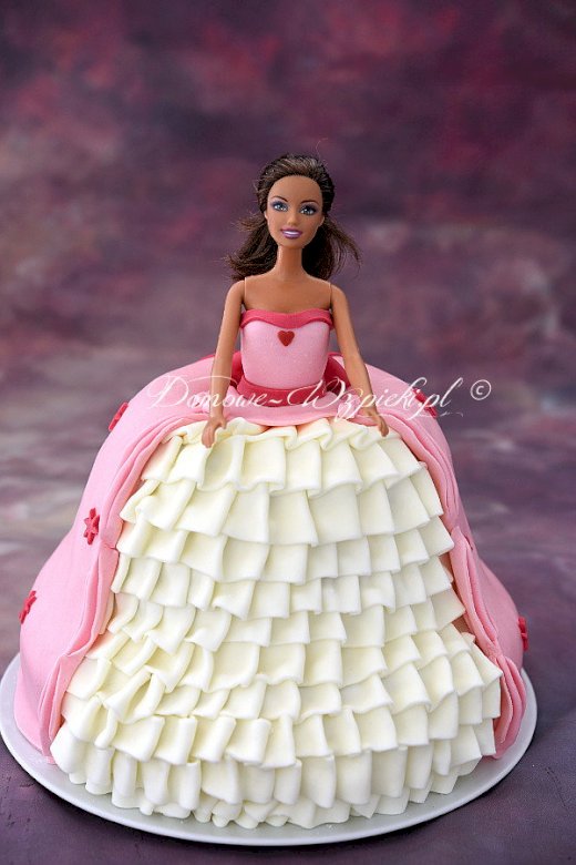 Торта с форма на кукла онлайн пъзел