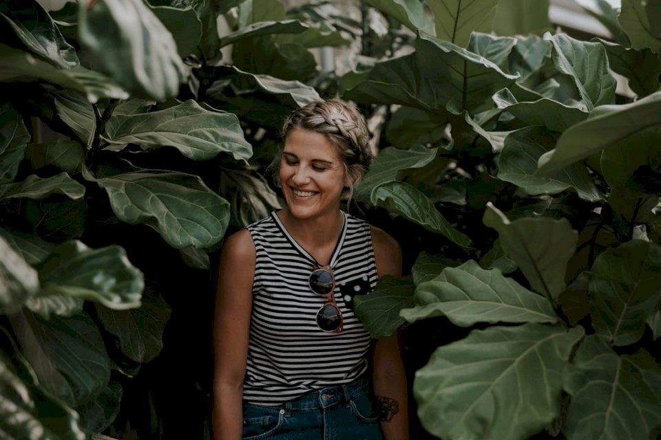 Женщина улыбается среди листьев пазл онлайн