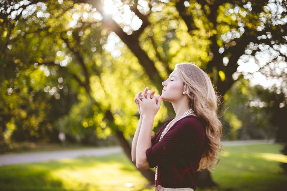 Молящаяся женщина в парке онлайн-пазл