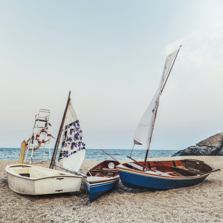 Barche a vela sulla spiaggia puzzle online