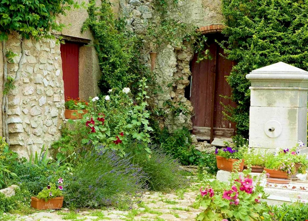 Casa velha com um jardim puzzle online