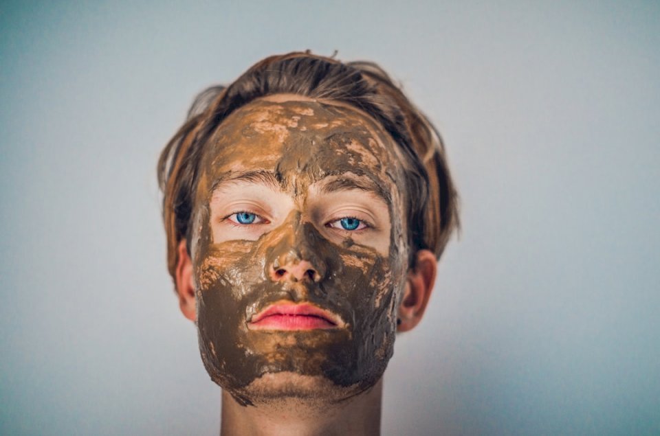 Uomo con una maschera di fango puzzle online