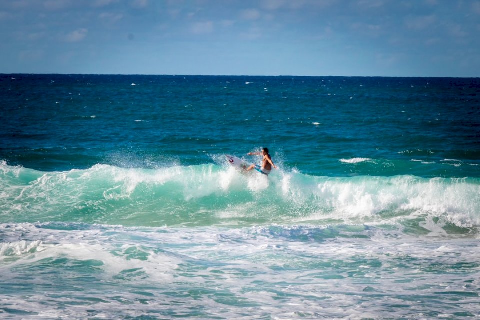 Surfer στην παραλία Paradise παζλ online