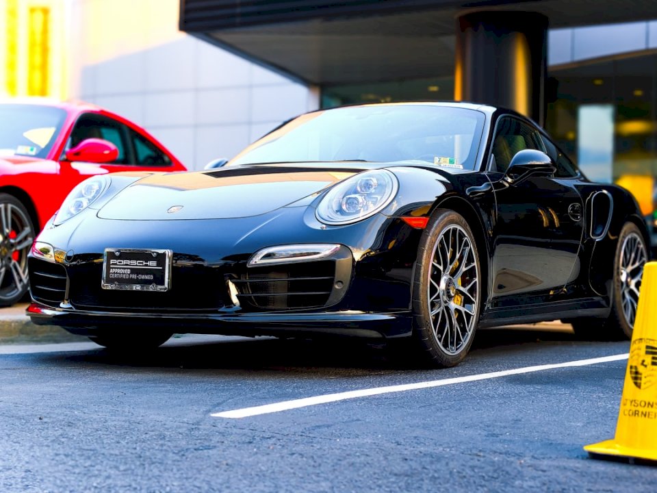 En svart Porsche parkerad i Pussel online