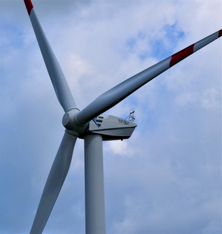 Вятърна турбина в синьо небе онлайн пъзел