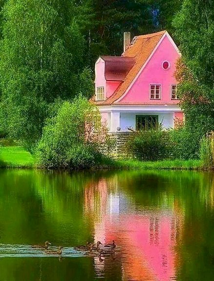 Ett rosa hus. pussel på nätet