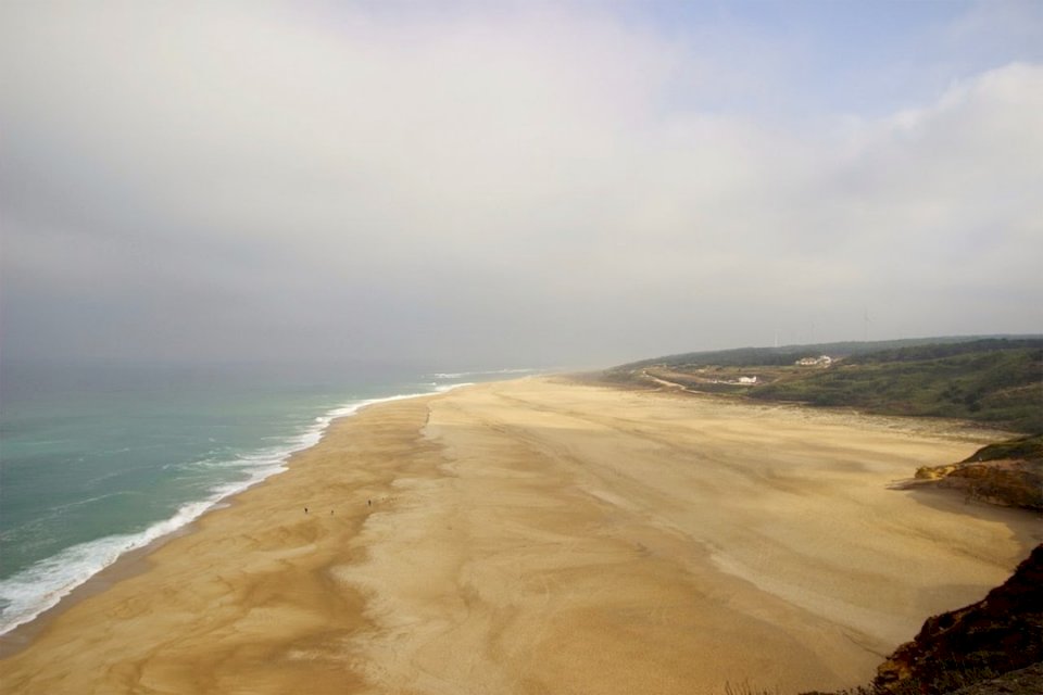 Praia da Nazaré durante a maré baixa, puzzle online