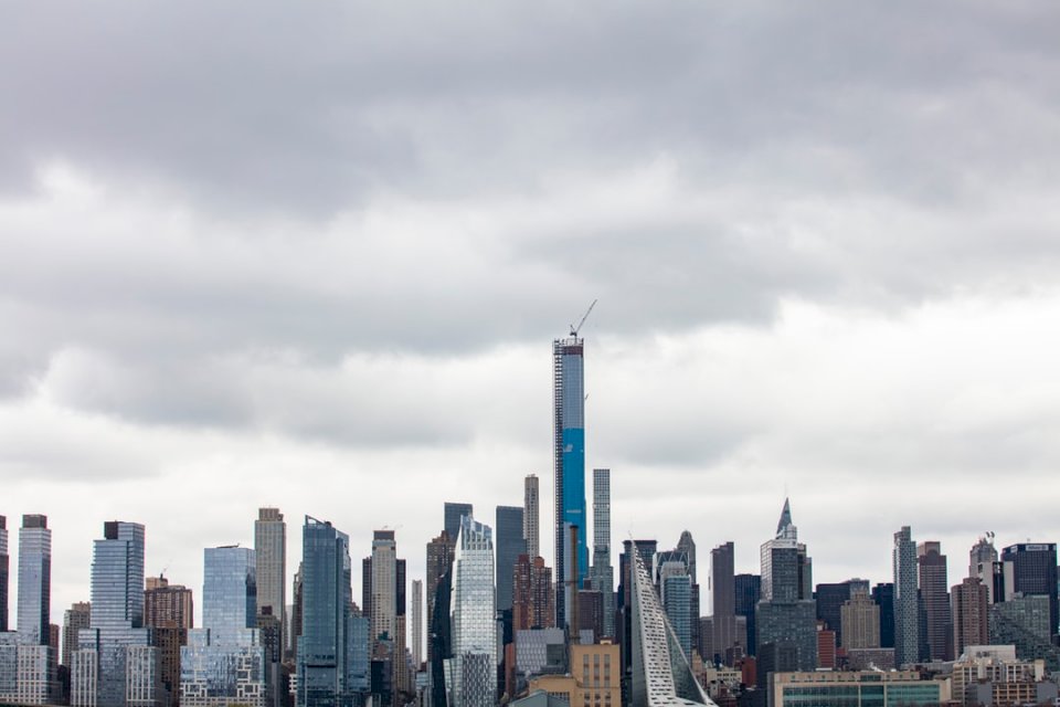 Ορίζοντας της Νέας Υόρκης σε μια συννεφιασμένη μέρα online παζλ