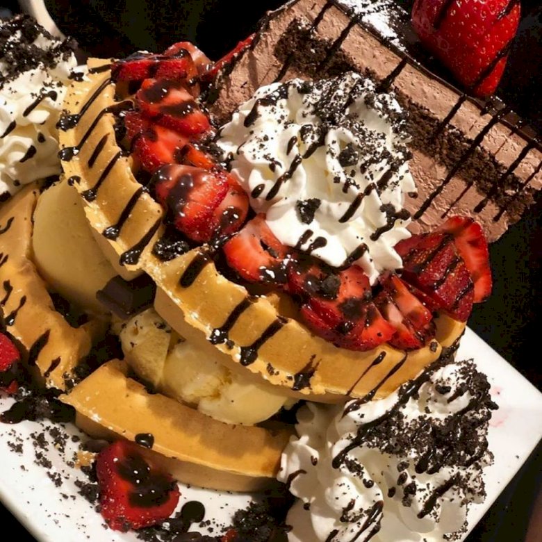 More Waffles, cake and strawberries:) online puzzle
