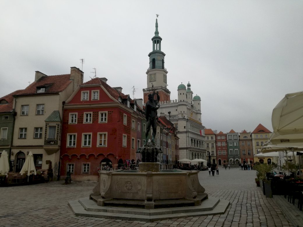mercado antigo em Poznan puzzle online