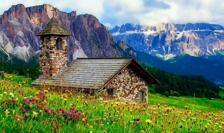Liten kyrka i bergen Pussel online