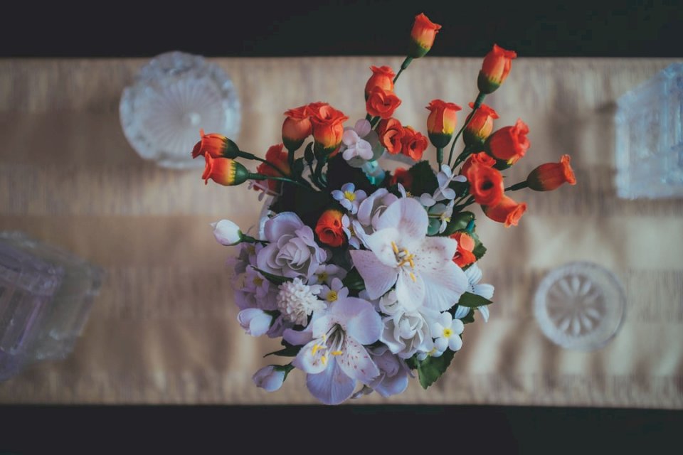 Λευκά και κόκκινα ψεύτικα λουλούδια online παζλ