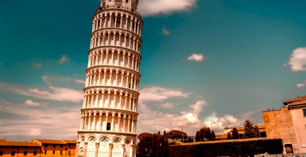 A pisa ferde torony híres épületei online puzzle