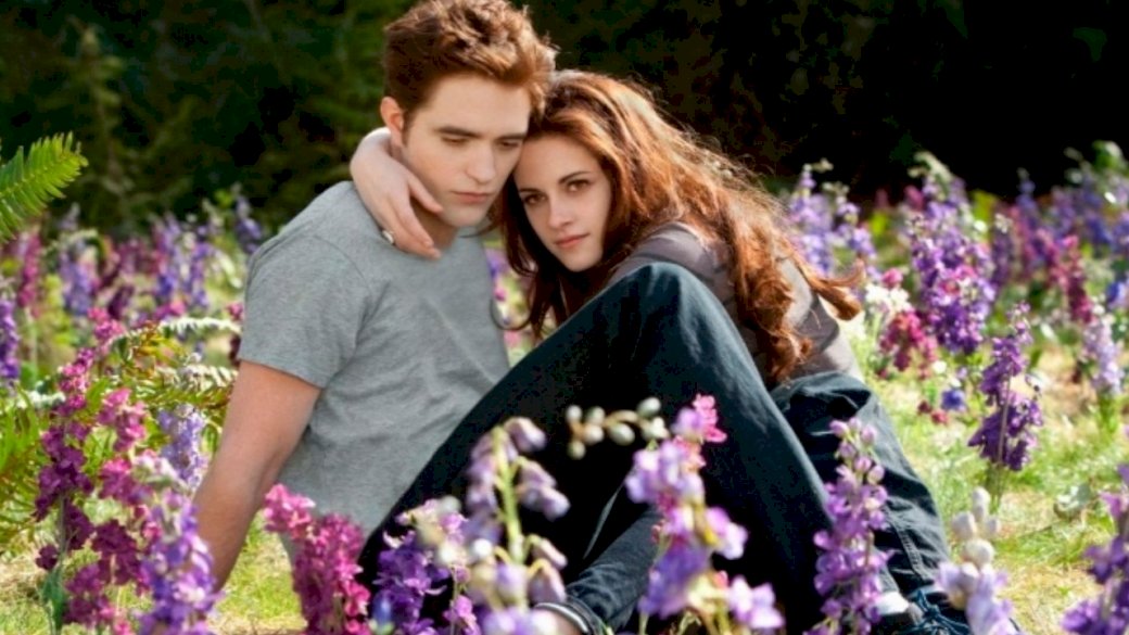 Bella ed Edward sul prato fiorito puzzle online