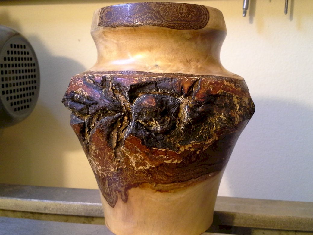 різьблена дерев'яна ваза пазл онлайн