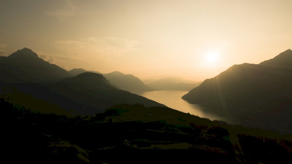 Solnedgång över en schweizisk sjö Pussel online