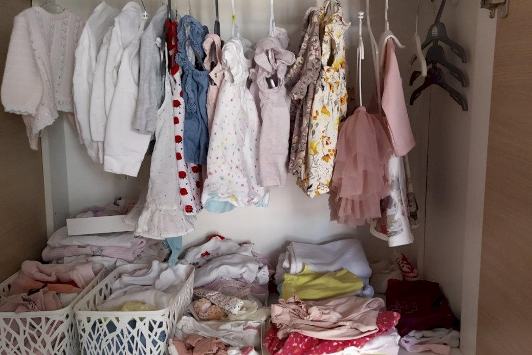 barngarderob med kläder Pussel online