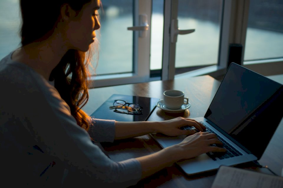 コーヒーとコンピューターを持つ女性 オンラインパズル