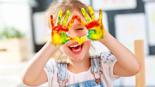 Egy örömteli gyerek fest kirakós online