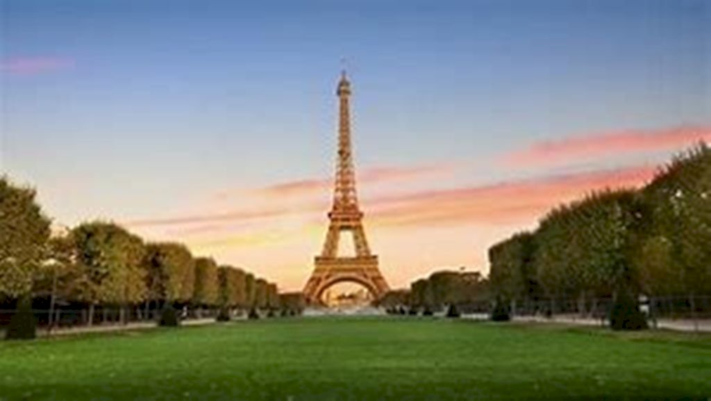 Το σύμβολο του Παρισιού δίπλα στον Πύργο του Άιφελ. παζλ online