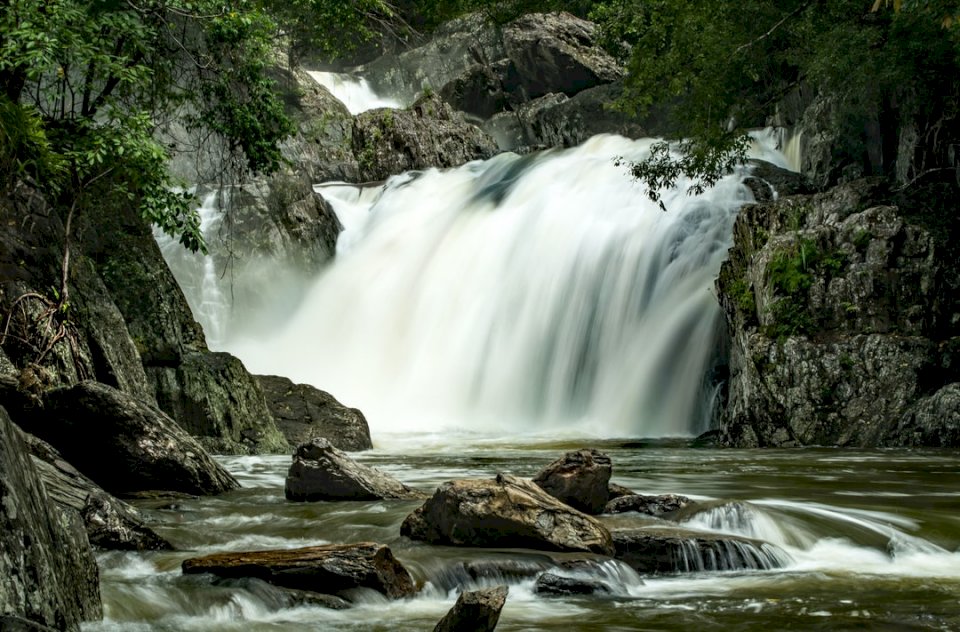 Waterfall with rocks online puzzle