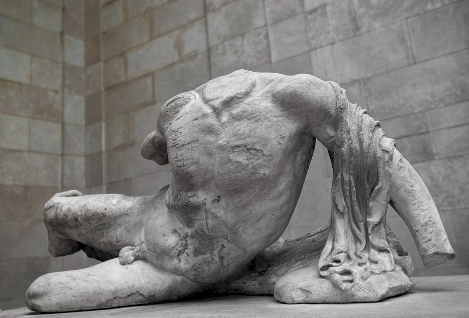 escultura sin cabeza rompecabezas en línea