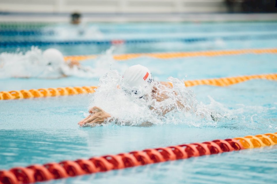 Κολύμπι στην πισίνα παζλ online