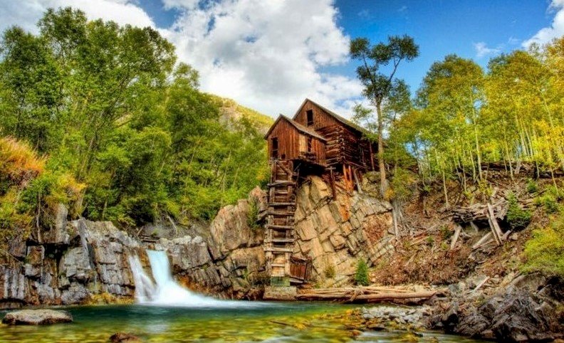 Alte Mühle auf dem Fluss in den Bergen Online-Puzzle