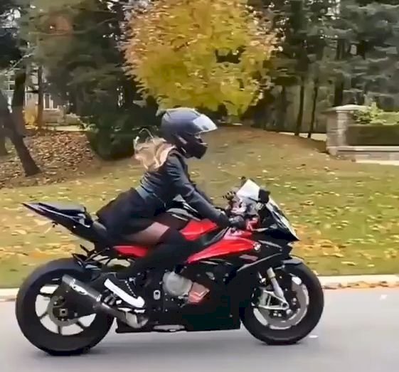 Motocicletă frumoasă, femeie frumoasă puzzle online