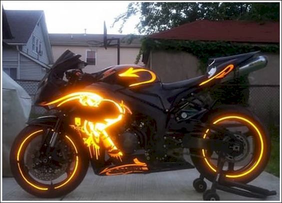 Szép fényes motorkerékpár kirakós online