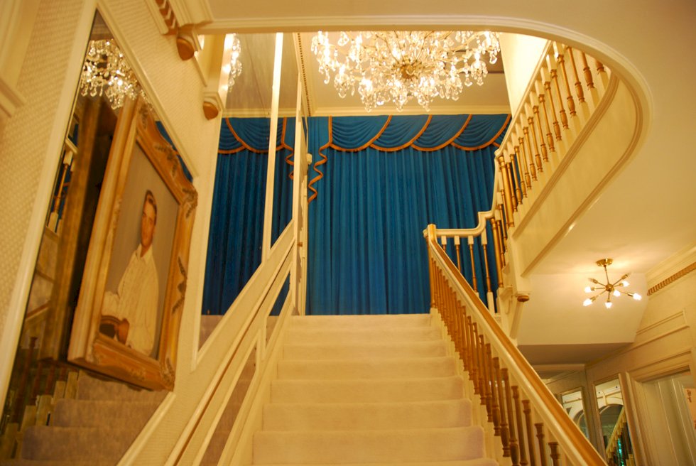 Graceland Stairway puzzle online