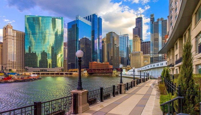 Wolkenkratzer und Fluss in Chicago Online-Puzzle