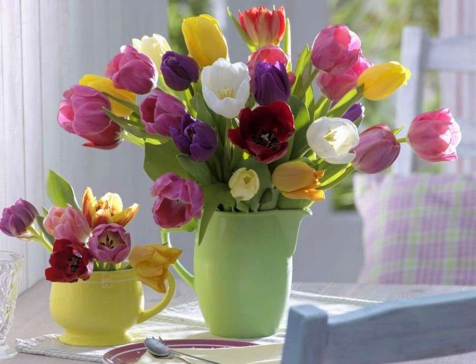 Barevné tulipány ve vázách online puzzle
