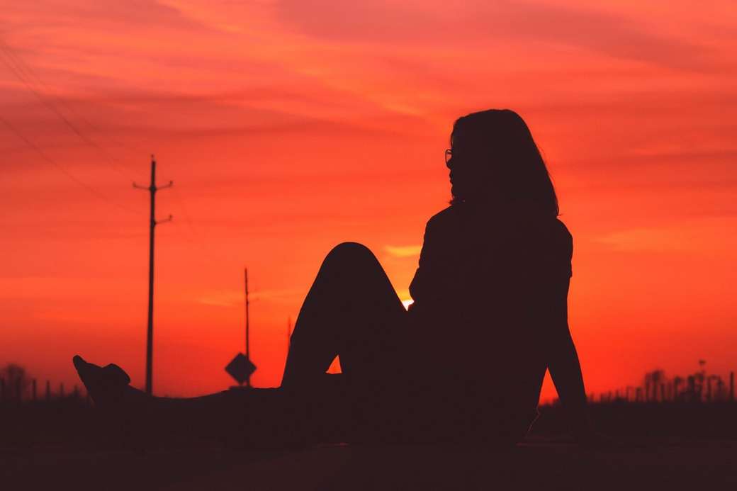 Meisje in een zonsondergang legpuzzel online