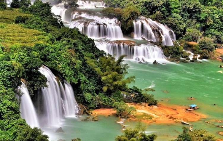 Водопад и река, тропическа гора онлайн пъзел