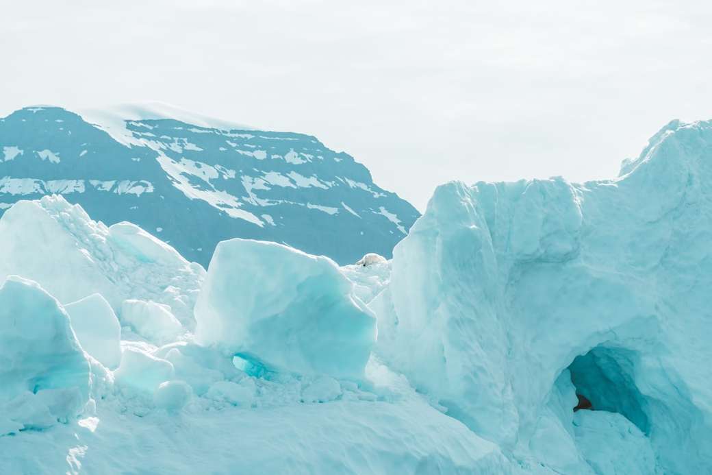 ледено покрита планина през деня онлайн пъзел
