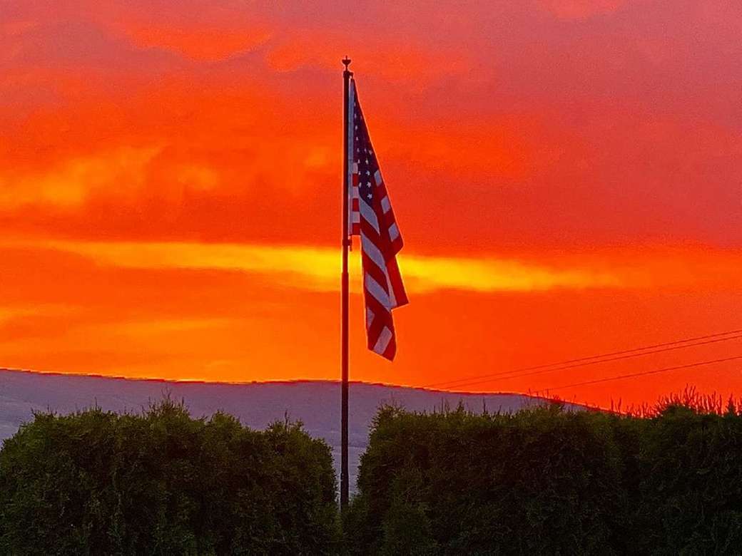 puesta de sol con bandera americana rompecabezas en línea