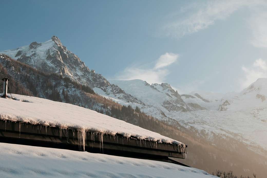 Mont Blanc et toit de maison avec de la neige. puzzle en ligne
