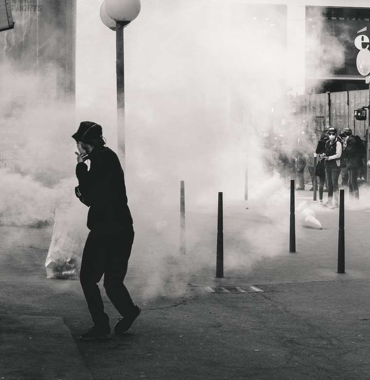 Foto en escala de grises del hombre cerca del humo rompecabezas en línea