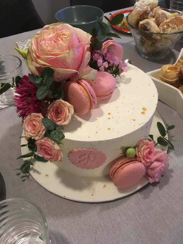 Tårta med levande blommor Pussel online