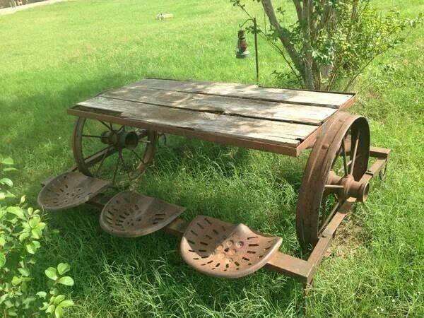 gamla picknickbord i ett fält Pussel online