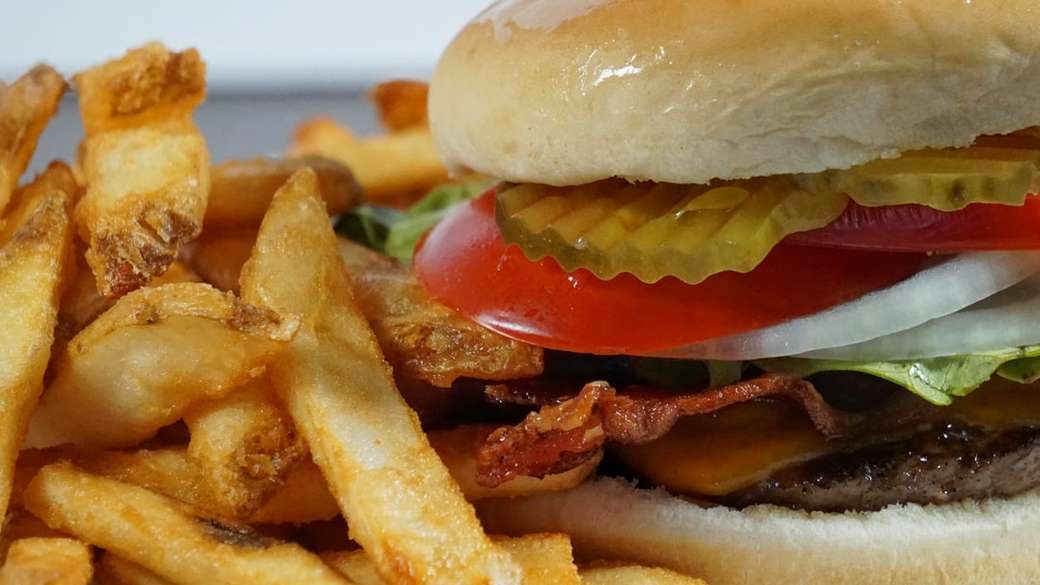 hamburgare med pommes frites och tomatsås Pussel online