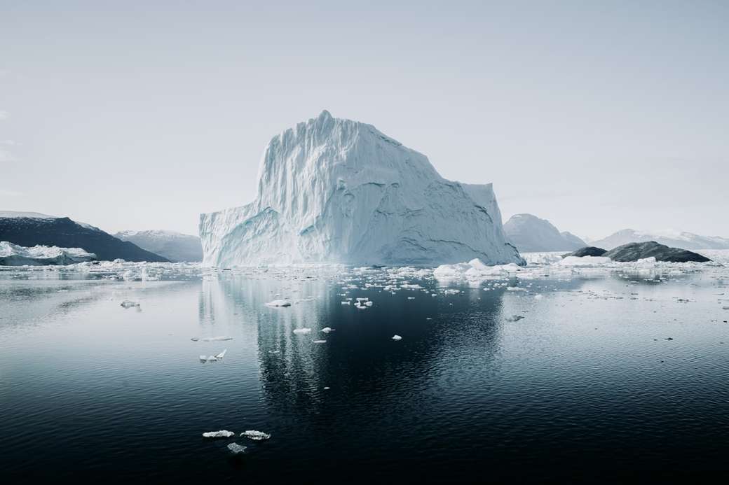 ledový berg vedle řeky online puzzle