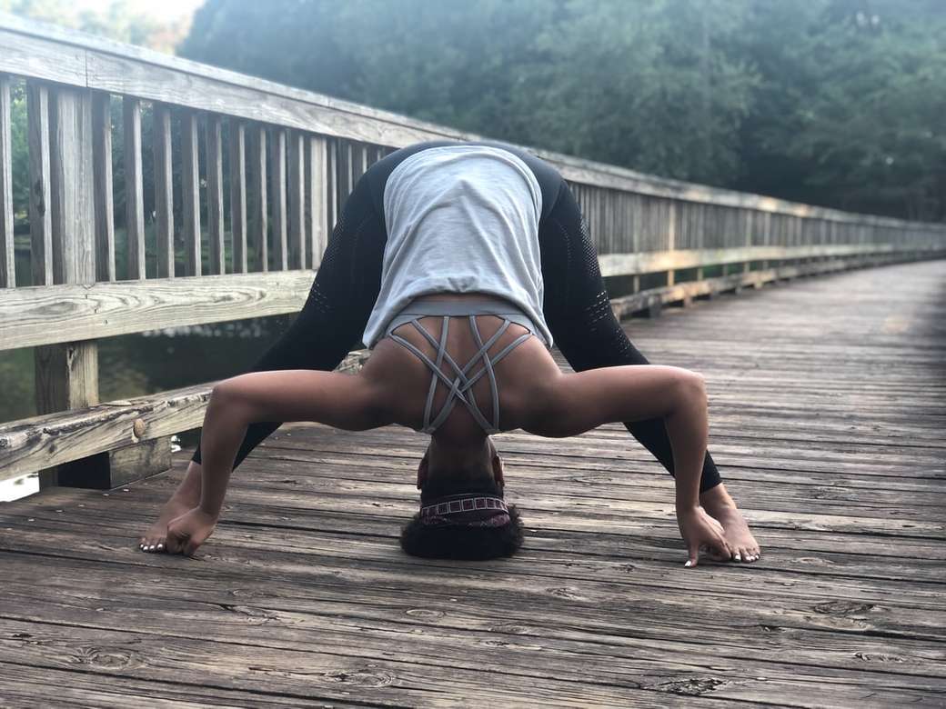 Prasarita Padottanasana Yoga Pose auf einer Brücke Online-Puzzle