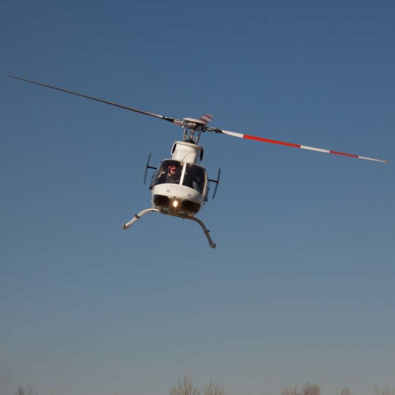 vrtulník ve vzduchu během dne skládačky online