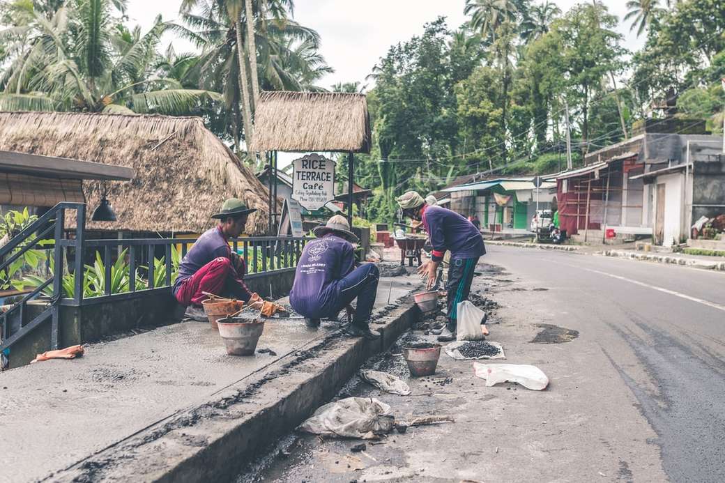 tres hombres construyendo carreteras durante el día rompecabezas en línea