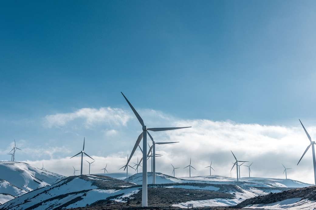 вятърни турбини на снежна планина под ясно синьо небе онлайн пъзел