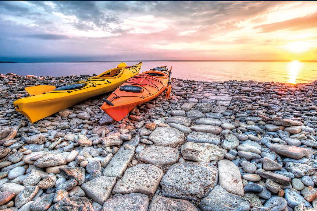 Kayaks sur la plage rocheuse puzzle en ligne